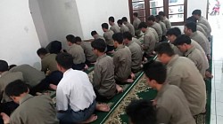 Sholat di musholla